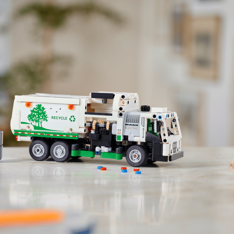 LEGO Technic - Mack LR Electric Garbage Truck (42167)