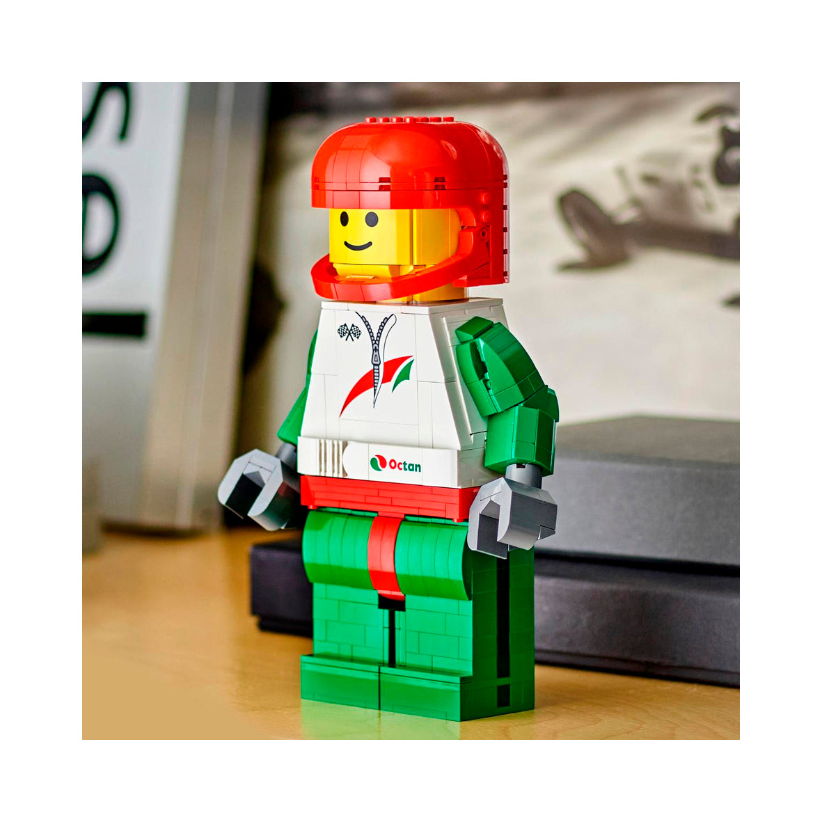 LEGO - Up-Scaled Racing Driver Minifigure (40819)