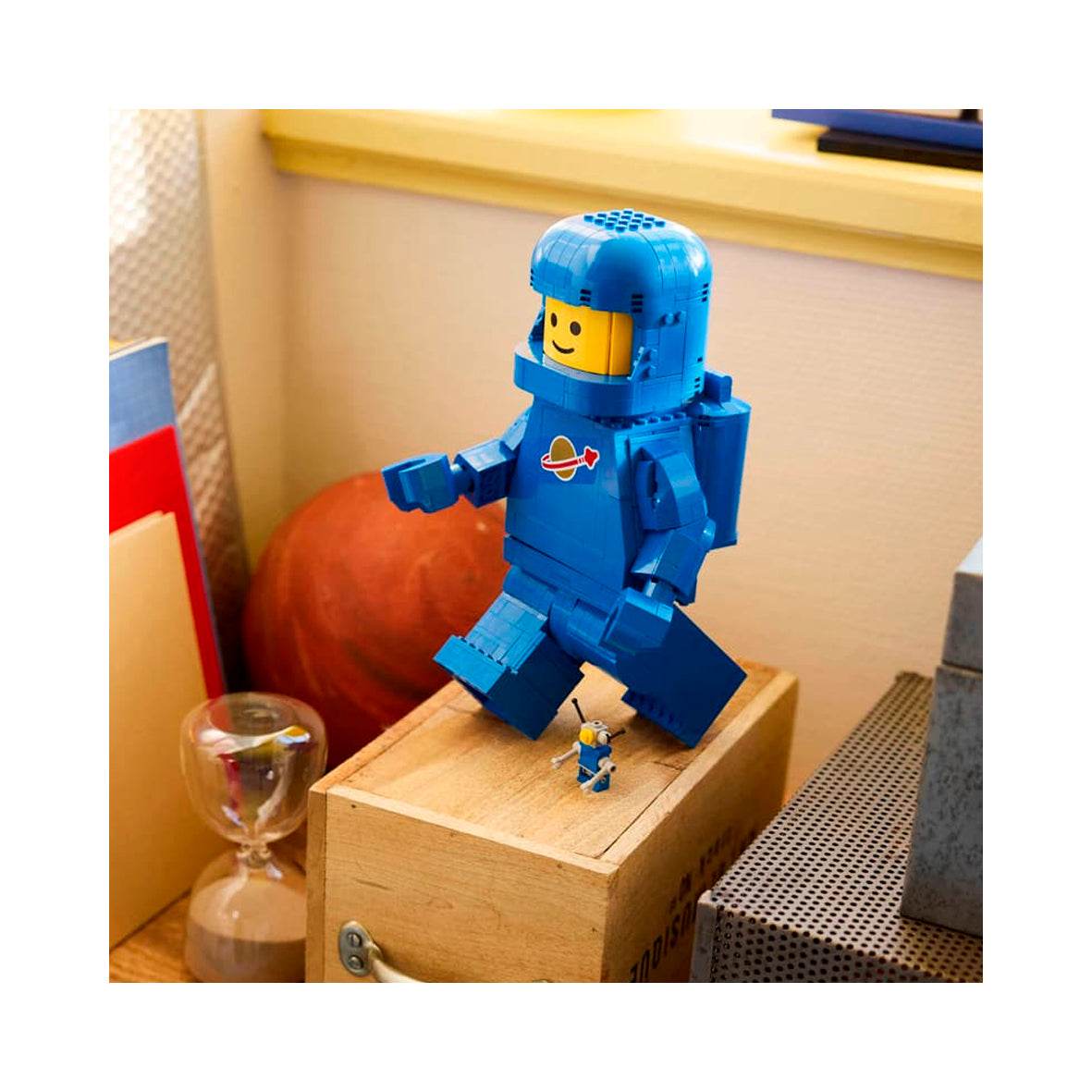 LEGO - Up-Scaled Blue Astronaut Minifigure (40921)