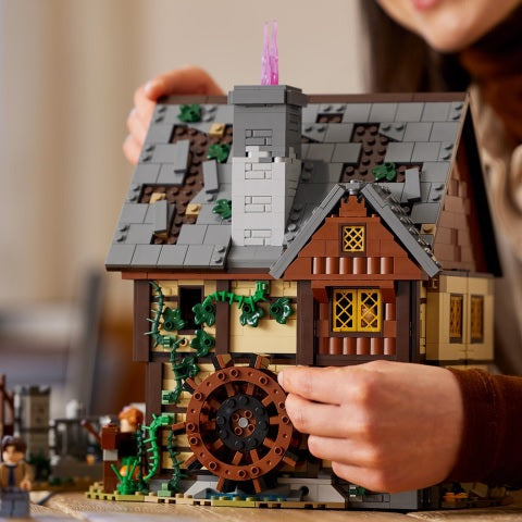 LEGO Ideas - Hocus Pocus - Sanderson Sisters’ Cottage (21341)