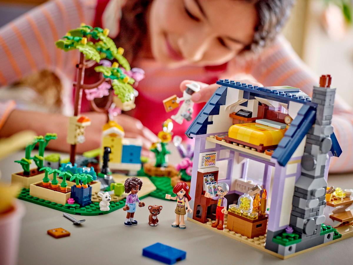LEGO Friends - Beekeepers' House and Flower Garden (42669)
