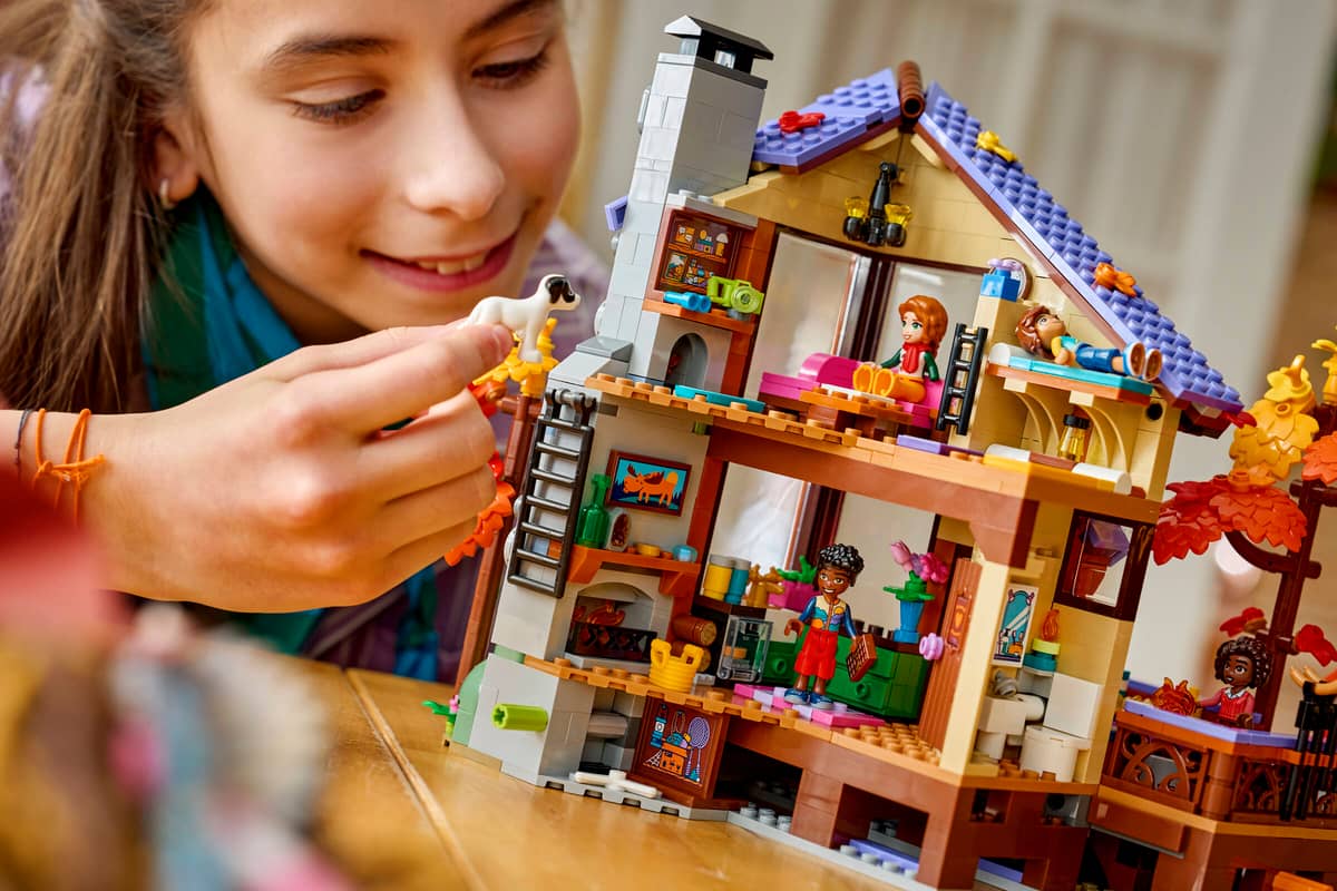 LEGO Friends - Cozy Fall Forest Cabin (42705)
