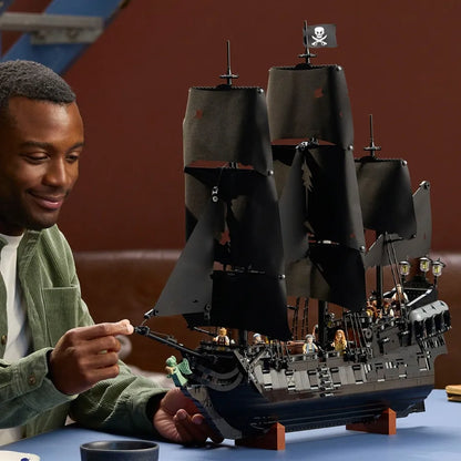 LEGO Icon - Captain Jack Sparrow's Pirate Ship (10365)