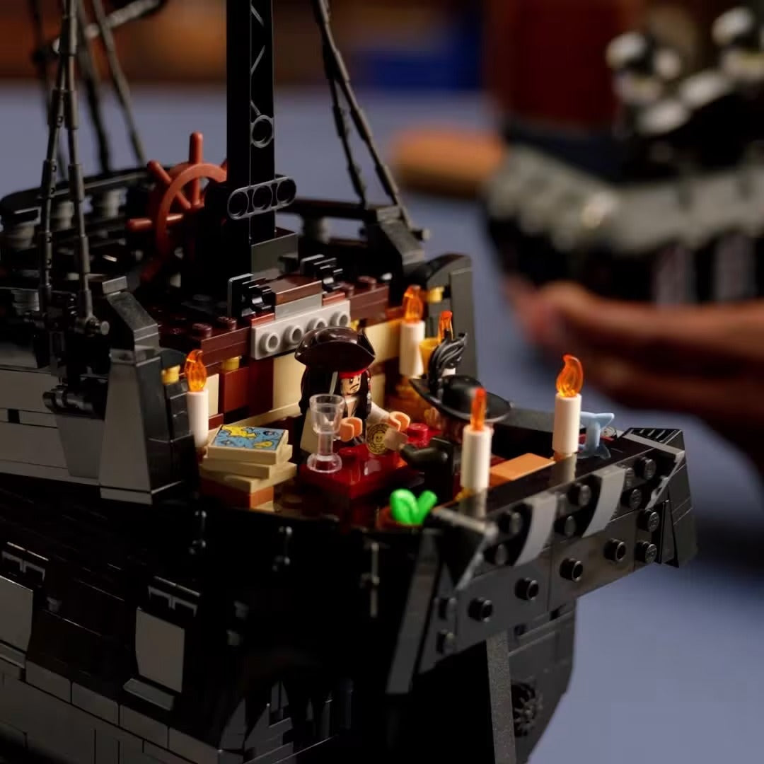 LEGO Icon - Captain Jack Sparrow's Pirate Ship (10365)